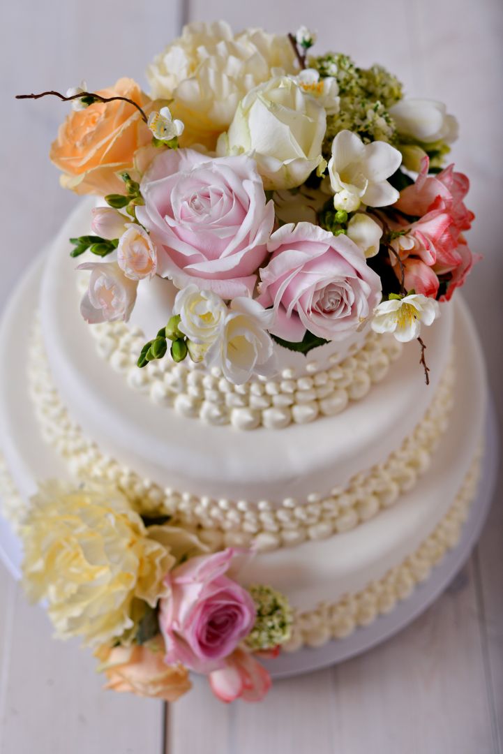Tradycyjny tort weselny z kwiatami - Cukiernia Hania