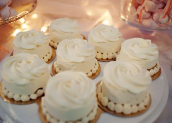 Babeczki weselne białe róże - ciastka weselne Cukiernia Hania
