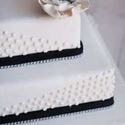 Tradycyjny, elegancki, piętrowy tort weselny z perełkami - Cukiernia Hania