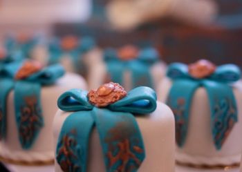 Niebieskie babeczki weselne z kokardkami - ciastka weselne Cukiernia Hania