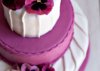 Tradycyjny tort weselny zdobiony bratkami - Cukiernia Hania