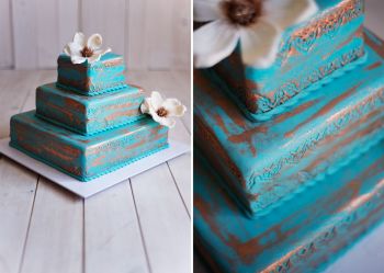 Elegancki piętrowy tort weselny niebieski stare złoto z Cukierni Hania